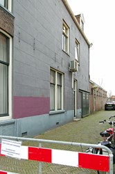 <p>Zijgevel van Thorbeckegracht 81/Kanonsteeg 1. Het gehele gevelvlak is waarschijnlijk bij de vernieuwing van het achterhuis kort voor 1861 gepleisterd om de aansluiting van oud en nieuw metselwerk te verbergen. Het voorste deel van de gevel is voorzien van schijnvoegen, het achterste deel is geheel vlak. </p>
